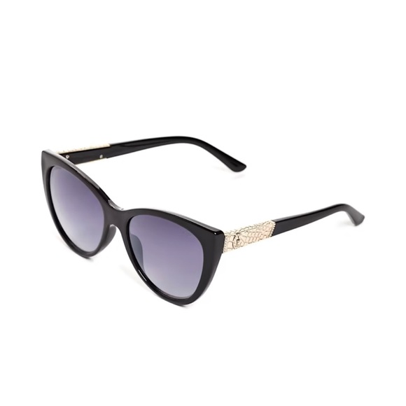 Black Guess sunglasses with case - Picture 2 of 3